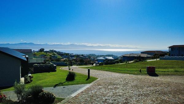 1 025 m² Land