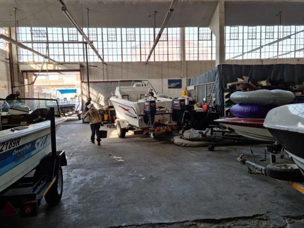 2 400  m² Retail Space