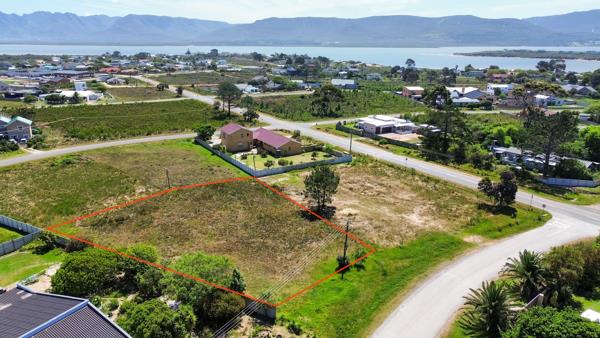 1 705 m² Land