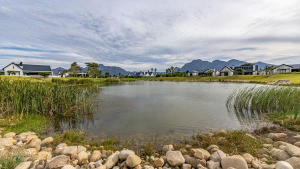 734 m² Land