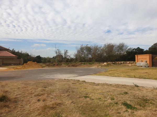 750 m² Land
