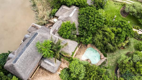 10 000  m² Commercial space