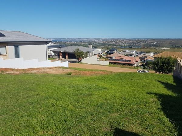 600 m² Land