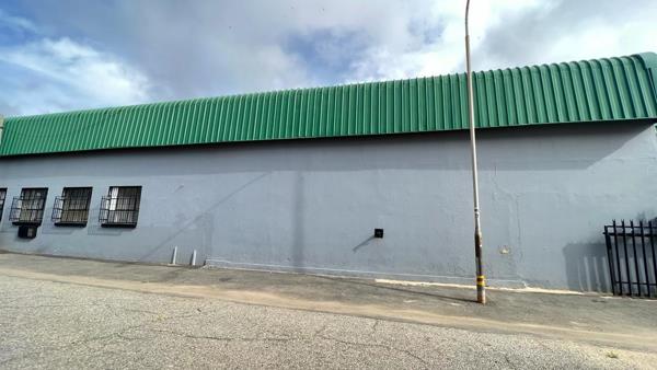 1 560  m² Industrial space