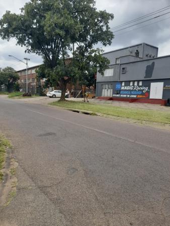 1 600  m² Commercial space