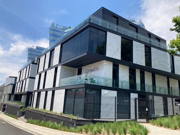 734  m² Commercial space