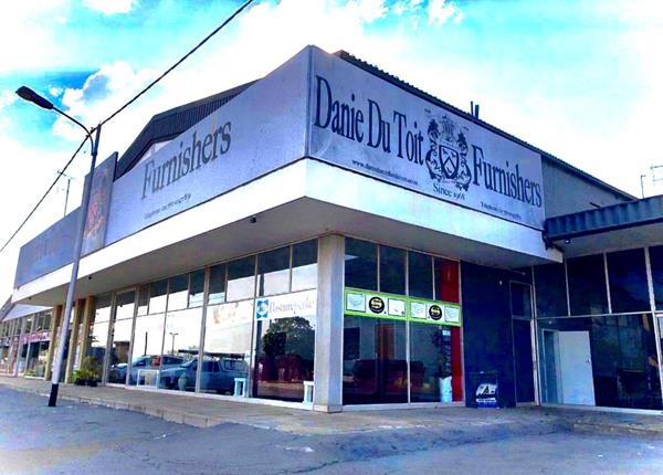 3 300  m² Commercial space